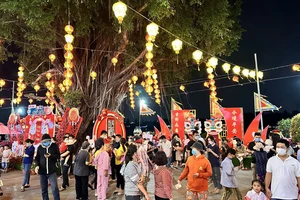 Đông đảo người dân đến tham dự khai mạc Lễ hội chùa Ông.