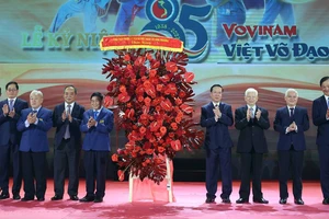 Chủ tịch nước Võ Văn Thưởng tặng hoa cho các lãnh đạo môn phái Vovinam. (Ảnh: Thống Nhất/TTXVN)