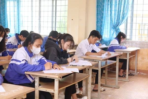 Học sinh lớp 12 Trường THPT Nguyễn Văn Cừ (Krông Búk, Đắk Lắk) dự kỳ thi thử tốt nghiệp THPT của trường ngày 27/4.