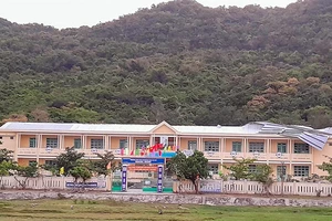 Dông lốc làm tốc mái tôn tại Trường Tiểu học-Trung học cơ sở Quang Trung.