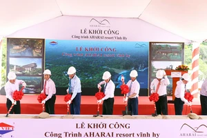 Lãnh đạo tỉnh Ninh Thuận và chủ đầu tư thực hiện nghi thức khởi công dự án.