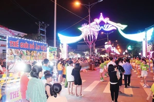 Phố đi bộ An Bình, phường Hội Hợp thu hút đông đảo người dân đến vui chơi.