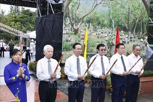Chủ tịch nước Võ Văn Thưởng, các đồng chí lãnh đạo, nguyên lãnh đạo Đảng, Nhà nước dâng hương tại Nghĩa trang Hàng Dương.