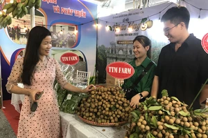 Nhãn lồng Hưng Yên tham gia hội chợ, xúc tiến thương mại tiêu thụ nhãn ở thành phố Hưng Yên, tỉnh Hưng Yên.