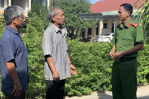 Lực lượng chức năng huyện Krông Pa phối hợp các tổ chức, chính quyền tuyên truyền để người dân không mắc mưu bọn xấu.