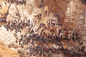 Lực lượng cứu hộ tìm kiếm các nạn nhân vụ sập mỏ vàng tại Venezuela ngày 21/2/2024. (Nguồn: El Pais)