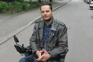 Maxim Verbenin ngồi xe lăn trước khi gặp nạn. (Ảnh: E1.RU)