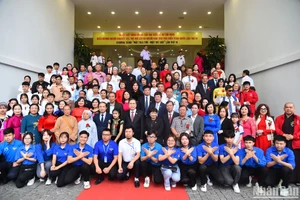 Phó Chủ tịch Thường trực Quốc hội Trần Thanh Mẫn cùng các đại biểu, người khuyết tật, trẻ mồ côi và người bảo trợ tiêu biểu tại hội nghị.