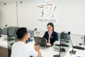 Nhân viên của Pruedential Việt Nam luôn nhiệt tình tư vấn cho khách hàng về các sản phẩm bảo hiểm.