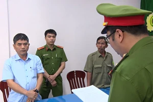 Lực lượng chức năng thực hiện lệnh khởi tố, bắt tạm giam Phó Trưởng Ban Quản lý Khu kinh tế Dung Quất và các khu công nghiệp Quảng Ngãi Nguyễn Phạm Trọng Nghĩa.