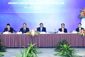 Thủ tướng Phạm Minh Chính, Thủ tướng Lào Sonexay Siphandone (thứ hai, từ trái sang) cùng Tổng Thư ký ASEAN Kao Kim Hourn (ngoài cùng, bên trái) tham dự Tọa đàm với doanh nghiệp ASEAN và đối tác.