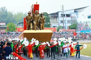 Xe mô hình Chiến thắng Điện Biên Phủ diễu hành tại Lễ kỷ niệm 70 năm Chiến thắng Điện Biên Phủ. (Ảnh: TTXVN)