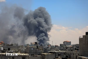 Khói bốc lên sau cuộc không kích của Israel tại Dải Gaza ngày 7/5/2024. (Ảnh: THX/TTXVN)