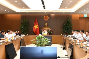 Phó Thủ tướng Lê Minh Khái chủ trì cuộc họp. (Ảnh: VGP)