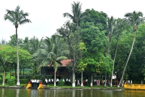 Nhà sàn Bác Hồ hài hòa với khung cảnh thiên nhiên tại Khu di tích Chủ tịch Hồ Chí Minh tại Phủ Chủ tịch.