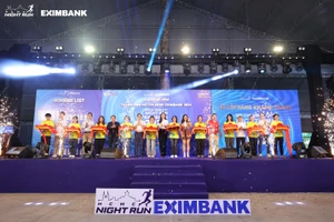 Bà Lê Thị Mai Loan, Phó Tổng Giám đốc Eximbank (chính giữa) cùng đại diện Ban tổ chức cắt băng khánh thành chính thức khai mạc sự kiện Ho Chi Minh City Night Run Eximbank mùa 3, năm 2024.