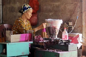 Nghệ nhân làng Quảng Phú Cầu nắn nót xếp hương tăm thành từng bó.