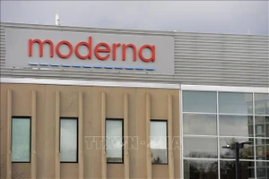 Biểu tượng của Moderna tại trụ sở ở Norwood, Massachusetts, Mỹ. Ảnh: AFP/TTXVN