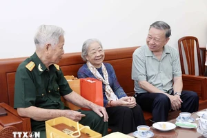 Chủ tịch nước Tô Lâm thăm và tặng quà gia đình ông Võ Đại Nhân và bà Võ Thị Vân. (Ảnh: TTXVN)