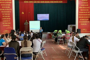 Lớp tập huấn nâng cao nhận thức về giới và kiến thức về giáo dục giới tính cho phụ nữ người dân tộc thiểu số tại xã Dền Thàng, huyện Bát Xát do Hội Liên hiệp phụ nữ tỉnh Lào Cai tổ chức. (Ảnh: HÀ ANH)