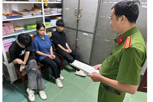 Các đối tượng Huang Jie Cheng, Luo Shi Jun và Gan Ying tại Công an tỉnh Quảng Ngãi. (Ảnh: Công an tỉnh Quảng Ngãi cung cấp)