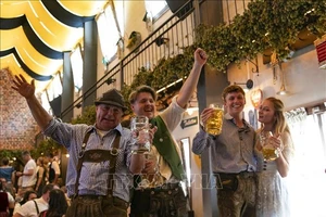 Người dân tham dự lễ hội bia Oktoberfest tại Munich, Đức. Ảnh: THX/TTXVN