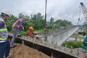 Thi công lao dầm cầu công trình Đường tỉnh 929.