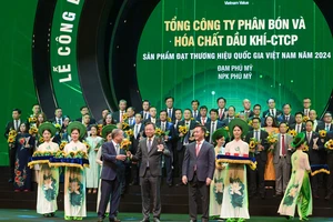 Ông Phan Công Thành-Tổng giám đốc PVFCCo nhận biểu trưng Thương hiệu Quốc gia 2024.