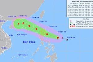 Vị trí và hướng di chuyển của bão Toraji gần Biển Đông. (Nguồn: nchmf.gov.vn)