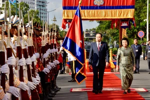 Lễ đón Chủ tịch Quốc hội Trần Thanh Mẫn tại sân bay Quốc tế Pochentong, Thủ đô Phnom Penh.