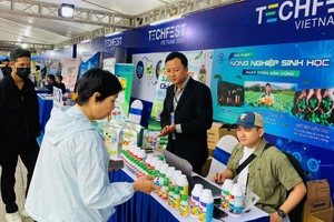 Người dân tham quan các gian hàng trưng bày tại Techfest Vietnam 2024. 