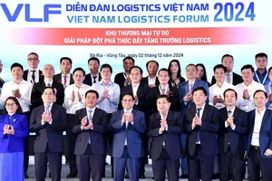 Thủ tướng Phạm Minh Chính và các đồng chí lãnh đạo, đại biểu tham dự Diễn đàn Logistics Việt Nam 2024. 