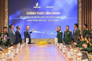 Lãnh đạo hai Tập đoàn thực hiện nghi lễ chính thức vận hành hệ thống cơ sở dữ liệu tìm kiếm, thăm dò và khai thác dầu khí - giai đoạn 1.