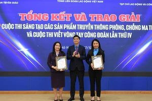 Phó Chủ tịch Tổng Liên đoàn Lao động Việt Nam Ngọ Duy Hiểu trao giải cho các tác giả đoạt giải.