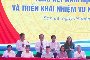 Ký cam kết trách nhiệm giữa Giám đốc Sở Giáo dục và Đào tạo tỉnh Sơn La với hiệu trưởng các trường và giám đốc các trung tâm.
