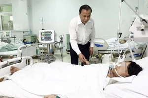 Giám đốc Sở Y tế tỉnh Quảng Nam Mai Văn Mười thăm bệnh nhân ngộ độc thực phẩm điều trị tại Bệnh viện Đa khoa khu vực miền núi phía bắc Quảng Nam.