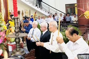 Nguyên Chủ tịch nước Nguyễn Minh Triết và các đại biểu dâng hương tại buổi lễ.