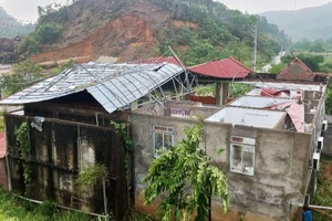 Nhà dân ở huyện Bảo Yên bị lốc xoáy hư hỏng. (Ảnh: TRỊNH DUYÊN)