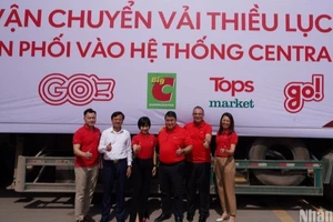 Xuất hành những chuyến container vải thiều tiêu thụ trong hệ thống Central Retail.