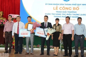 Ban Tổ chức đã trao quyết định khen thưởng cho 1 giải Nhất và 5 giải Khuyến khích cho cuộc thi sáng tác logo cho thành phố Quy Nhơn (Bình Định). 