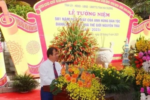 Lãnh đạo tỉnh Hải Dương đọc diễn văn ôn lại thân thế sự nghiệp của Nguyễn Trãi tại Lễ tưởng niệm.
