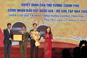 Lãnh đạo tỉnh Phú Thọ trao Quyết định công nhận "Bộ sưu tập Nha chương" là Bảo vật quốc gia.