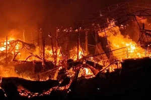 Hiện trường 3 tàu gỗ bị cháy trên sông Ka Long, Móng Cái, Quảng Ninh.
