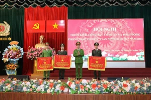 Thượng tướng Nguyễn Duy Ngọc, Ủy viên Trung ương Đảng, Thứ trưởng Công an trao tặng cờ thi đua cho các đơn vị thuộc công an tỉnh Hưng Yên.