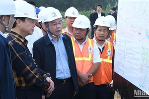 Phó Thủ tướng Trần Hồng Hà nghe chủ đầu tư báo cáo về tiến độ dự án đường dây 500kV Quảng Trạch-Quỳnh Lưu tại vị trí 345.