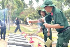 Sau lễ cầu siêu các cựu chiến binh đã cùng tỏa đi thắp hương trên các phần mộ, tưởng niệm đồng đội nằm lại tại Nghĩa trang Liệt sĩ Đức Cơ. (Ảnh: ĐỨC THỤY)