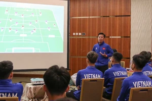 Các thành viên đội tuyển U23 Việt Nam họp bàn chiến thuật. (Ảnh: VFF)