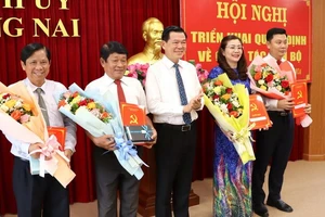 Bí thư Tỉnh ủy Đồng Nai Nguyễn Hồng Lĩnh trao quyết định, tặng hoa chúc mừng 4 đồng chí nhận quyết định.
