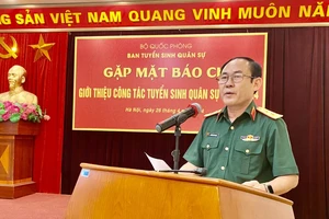 Trung tướng TS Nguyễn Văn Oanh phát biểu ý kiến tại buổi gặp mặt.