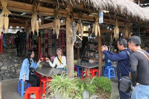 Du khách tham quan thôn Lô Lô Chải, xã Lũng Cú, huyện Đồng Văn.